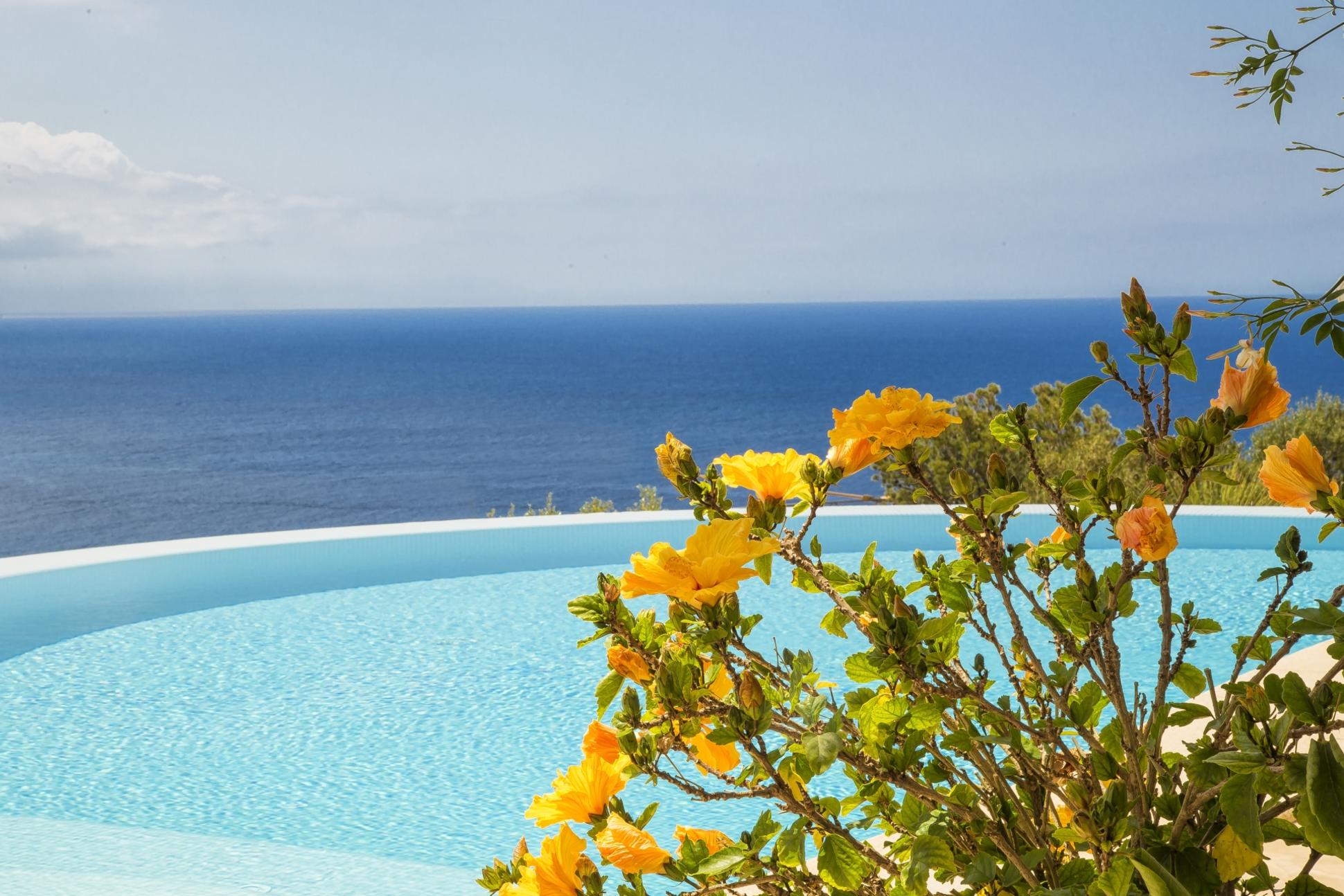 Blick auf Meer hinterm Pool auf Mallorca