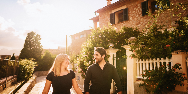 Paar spaziert glücklich Hand in Hand ins neue Leben auf Mallorca