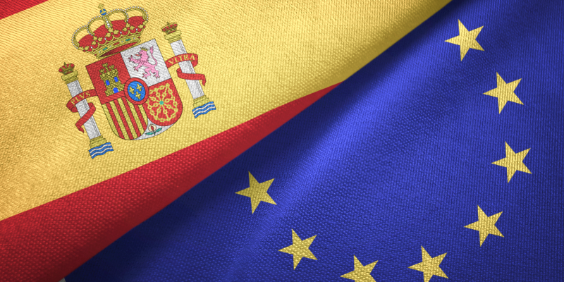 Flaggen von EU und Spanien: Welche sind die Einreisebestimmungen für Spanien?