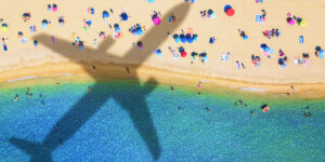 Flugzeug wirft Schatten auf Strand: Endlich auswandern nach Mallorca!