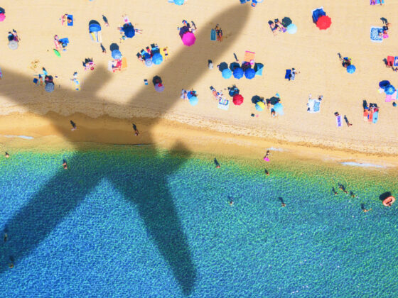 Flugzeug wirft Schatten auf Strand: Endlich auswandern nach Mallorca!