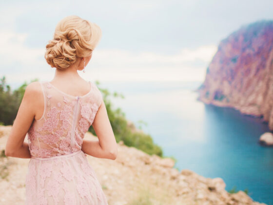 Frau im Brautkleid vor malerischer Kulisse an Hochzeitslocation auf Mallorca
