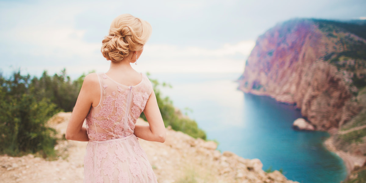 Frau im Brautkleid vor malerischer Kulisse an Hochzeitslocation auf Mallorca