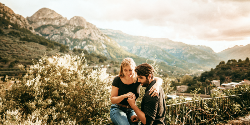 Junges Paar bei Heiratsantrag auf Mallorca