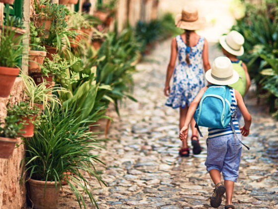 Drei Kinder laufen auf einer Straße in Mallorca