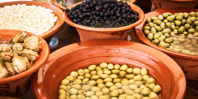 Oliven in Tonschalen auf Wochenmarkt auf Mallorca