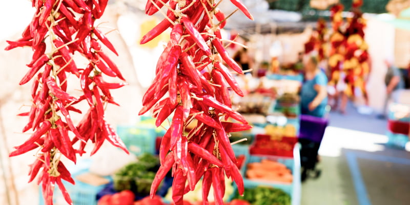 Getrocknete Chilis auf Wochenmarkt auf Mallorca