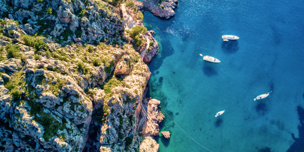 Yachten halten an Ankerplätzen auf Mallorca