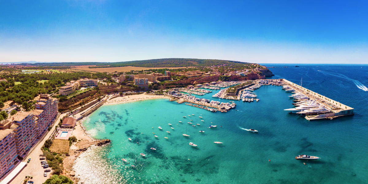 Blick auf luxuriösen Port Adriano Yachthafen auf Mallorca 