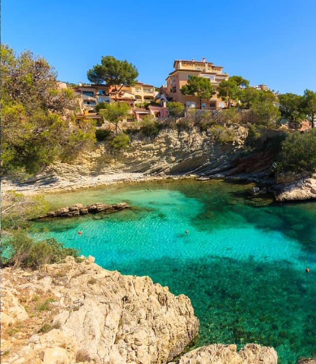 Blick auf Bucht mit türkisem Wasser in Cala Fornells auf Mallorca