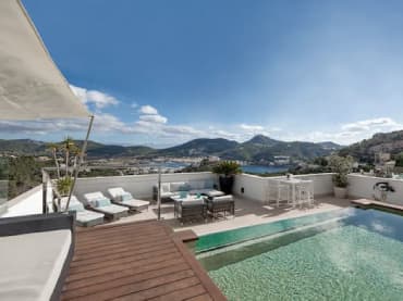 Blick aus einem Penthouse auf den eigenen Pool auf Mallorca