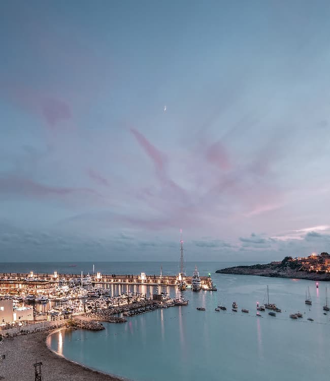 Blick auf den erleuchteten und die Bucht von Port Adriano auf Mallorca
