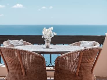 Sitzplatz in einem Café auf Mallorca mit Blick auf das Meer