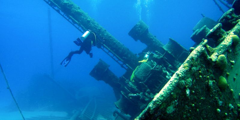 Naufragio submarino con buceadores en Mallorca