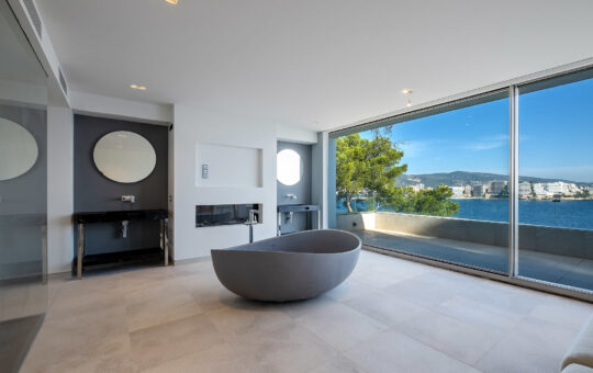 Newly built front line villa with stunning views and sea access in Cala Vinyas - Bathroom 1