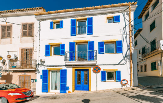 Completely renovated town house in the heart of Andratx - Front facade