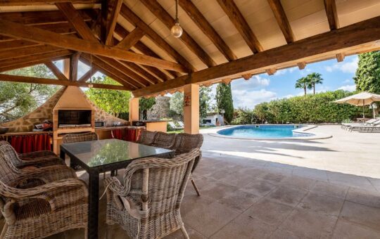 Wonderful Mallorcan finca in the picturesque village of Calvià - Outdoor kitchen and terrace by the pool