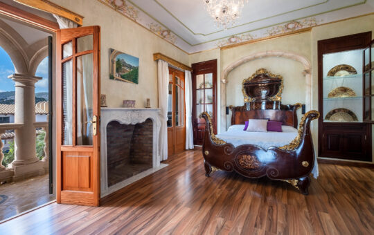 Eindrucksvolle charmante Villa im Herzen von Es Capdellà - Hauptschlafzimmer mit privaten Terrasse