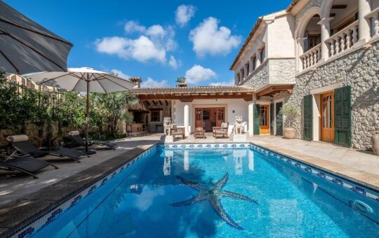 Eindrucksvolle charmante Villa im Herzen von Es Capdellà - Poolbereich und Terrasse mit Außenküche im Hintergrund