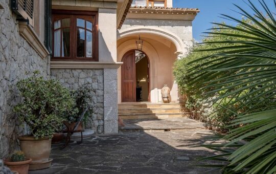 Eindrucksvolle charmante Villa im Herzen von Es Capdellà - Haupteingang