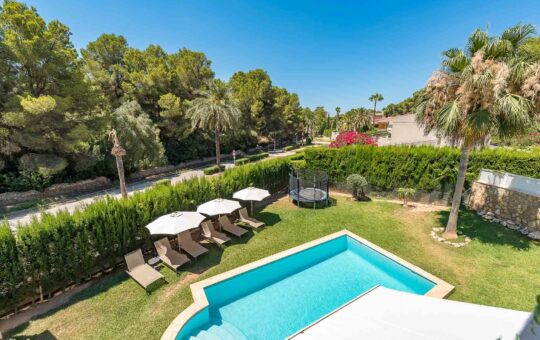 High-quality family villa close to the bathing bay - Garden and pool
