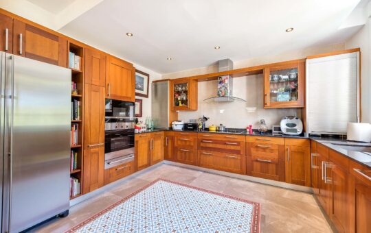 High-quality family villa close to the bathing bay - Generous open fitted kitchen