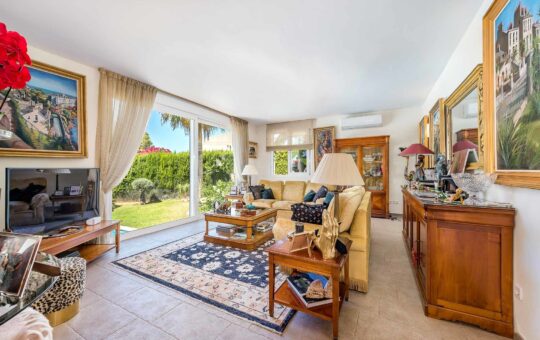 High-quality family villa close to the bathing bay - Living room with access to the outside area