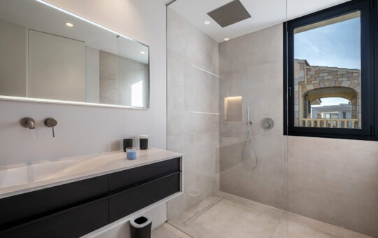 Modern new build villa above Port Adriano - Bathroom 1