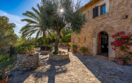 Magnificent Mallorcan finca property with holiday rental license - Entrance area