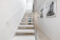 Kernsaniertes Reihenhaus in Lauflage zum Strand - Moderne freitragende Treppe
