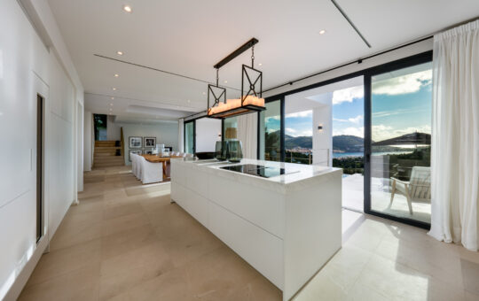 Villa im Beachhouse Stil mit atemberaubendem Hafenblick - Offene Küche mit Zugang zur Terrasse