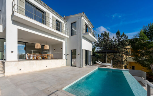 Villa im Beachhouse Stil mit atemberaubendem Hafenblick - Mediterrane Villa mit Pool