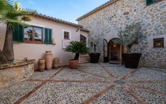 Impressive finca in idyllic location - Patio and entrance to the property
