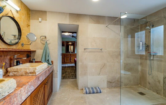 Beautiful finca in peaceful residential area on the outskirts of Esporles - Bathroom 1