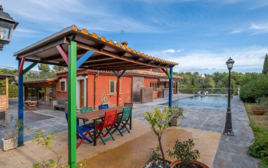 Preciosa finca en pacífica zona residencial a las afueras de Esporles - Terraza y piscina