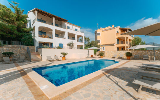 Mediterranean semi-detached villa with port views - Large community pool