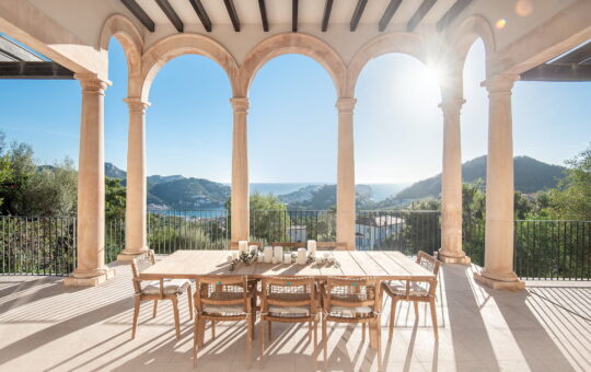 Villa de lujo completamente renovada en zona residencial privilegiada en Port Andratx - Terraza cubierta con una vista de ensueño