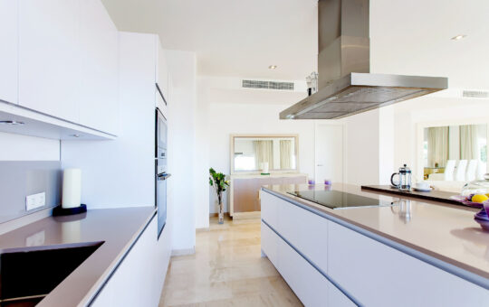 Herrliches Garten-Appartement mit Meerblick - Moderne Einbauküche