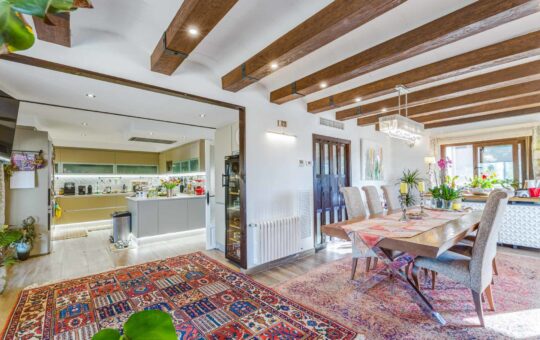 Comfortable finca with stunning panoramic mountain views in Calvià - Open kitchen with dining area