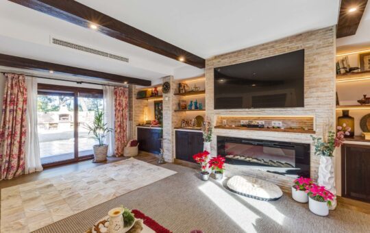 Comfortable finca with stunning panoramic mountain views in Calvià - Living room with access to the outdoors