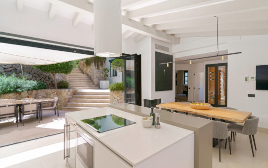 Mediterranean villa with an extraordinary design - Modern fitted kitchen with cooking island
