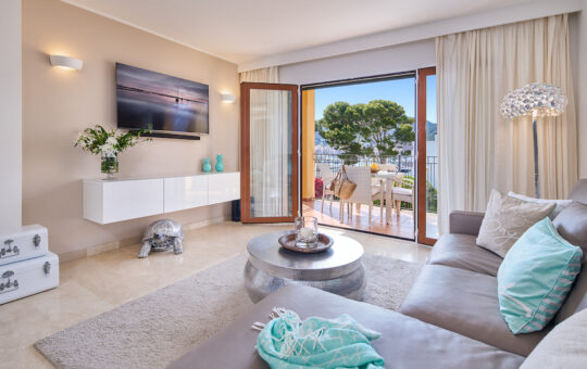 Modern-Mediterranean apartment with port views - Living room
