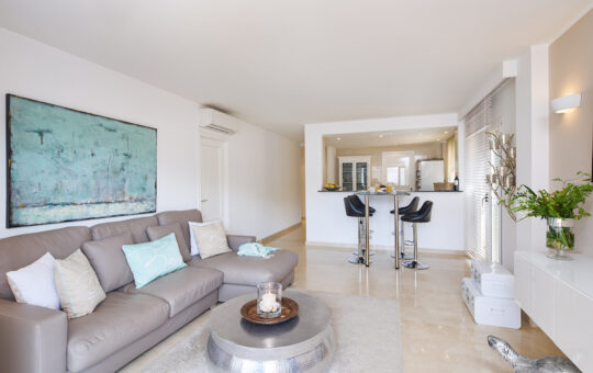 Modern-Mediterranean apartment with port views - Living room