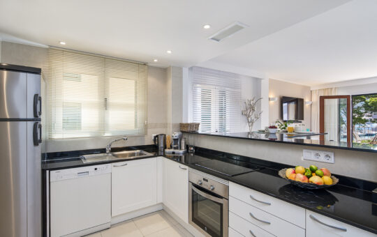 Modern-Mediterranean apartment with port views - Modern fitted kitchen