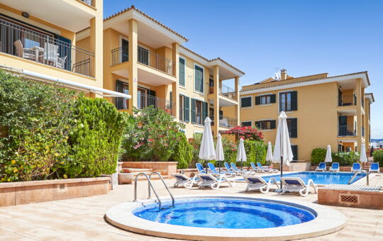 Modern-Mediterranean apartment with port views - Community pool