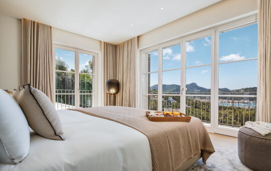 Luxurious new build villa with port views in Puerto de Andratx - Main bedroom
