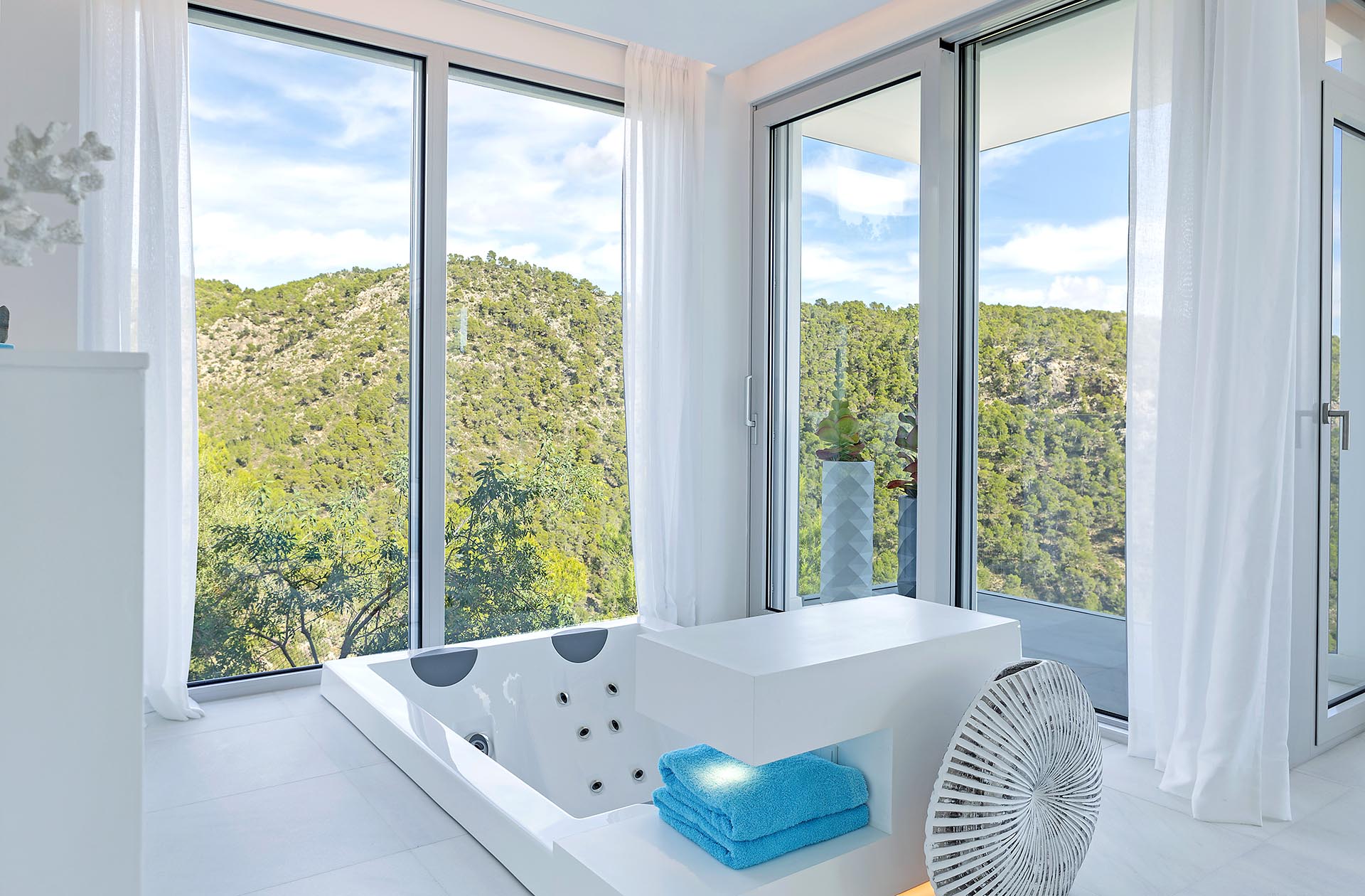 Traumhafte moderne Villa in Costa den Blanes - Badezimmer mit Jacuzzi