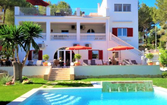 Villa con vistas al mar con 4 apartamentos y licencia para alquiler vacacional, Peguera