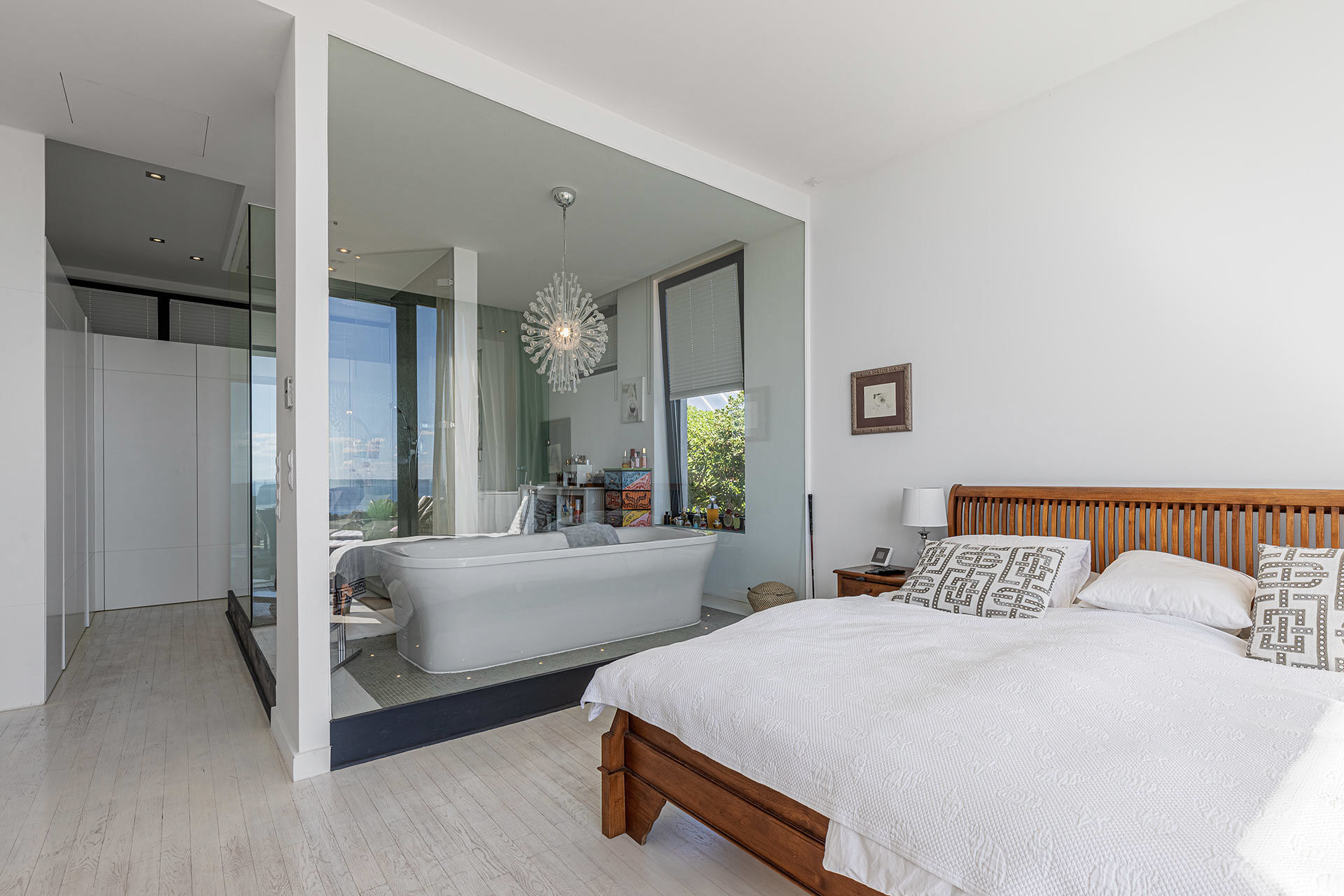 Villa moderna con vistas al mar en Costa d'en Blanes - Dormitorio principal con baño en suite
