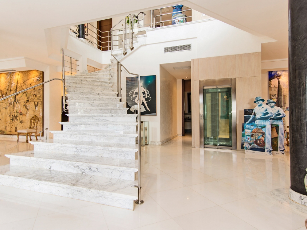 Fantastische Designer Villa am „Real Golf de Bendinat” - Elegante Treppe sowie Fahrstuhl zum Obergeschoss